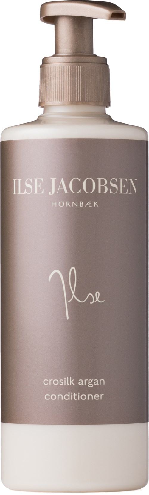 En silver pumpflaska märkt 'Ilse Jacobsen' med texten 'N/A' och 'crosilk argan conditioner', används för hårvård.