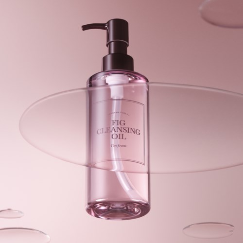 En rosa flaske merket 'Fig Cleansing Oil' med en svart pumpe på toppen, satt mot en lys bakgrunn.