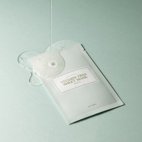 Verpakking van een sheetmasker met water die eroverheen stroomt, genaamd 'Vitamin Tree Sheet Mask.'