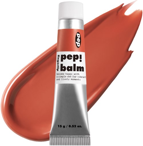 Ein Lippenstift mit braun-orange Farbton und Farbmuster im Hintergrund.