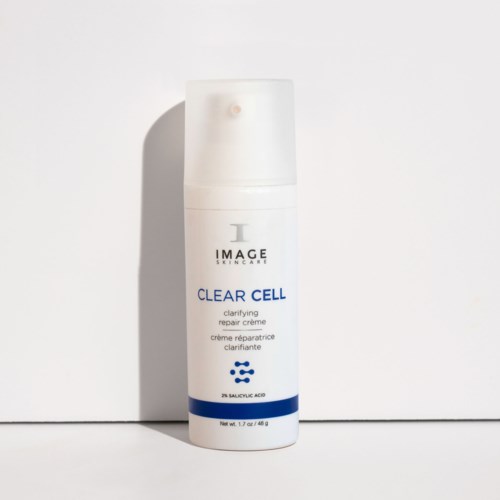 En vit hudvårdsflaska med blå och svart text, märkt Clear Cell, står mot en vit bakgrund.