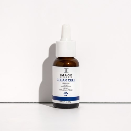 Pieni ruskea pullo valkoisella tipputulpalla, nimeltä 'Clear Cell', sisältää ihonhoitoseerumia.