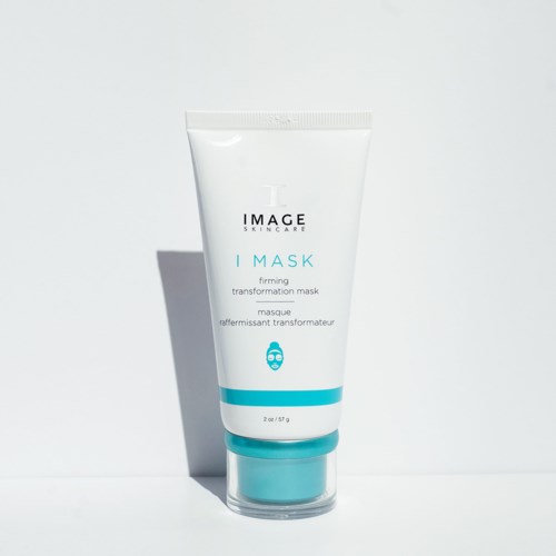 Vit tub med hudvårdsmaske med blå detaljer, står upprätt på ytan med skugga. Etiketten säger 'I Mask'.