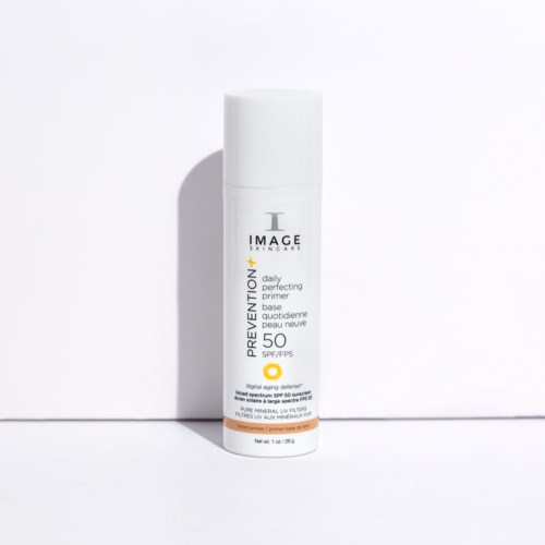 En vit flaska av ansiktsgrundning med SPF 50 från Image Skincare, står mot en enkel bakgrund.