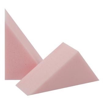 Tre rosa triangulära svampar staplade och lutande mot varandra.