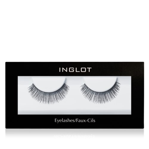 Ett par konstläppsfransar i ett paket med märket 'Inglot' på toppen.