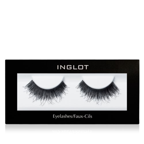 Förpackningen har en svart bakgrund med varumärket 'Inglot' högst upp och ett set av ögonfransar i mitten.