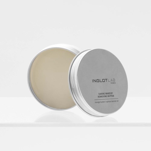 Een ronde zilveren doos met los deksel, labeled Caring Makeup Removing Butter door Inglot Lab, open om de boter te tonen.