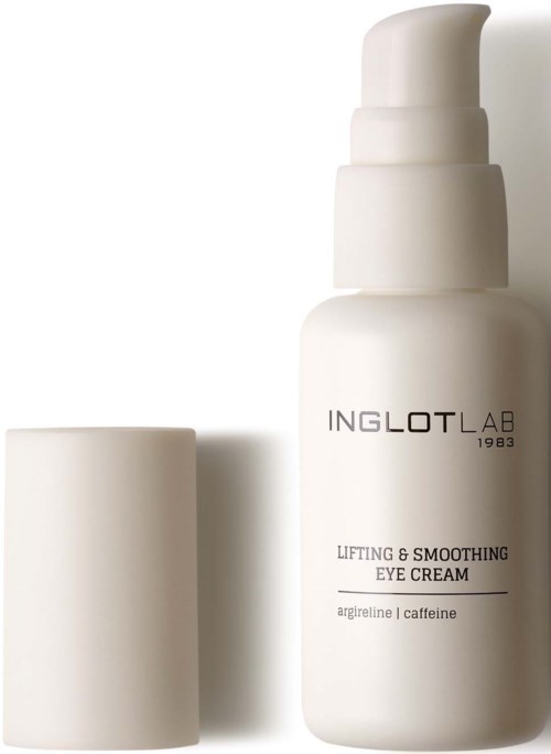 Een witte fles met pomp gemerkt Inglot Lab Lifting & Smoothing Eye Cream, met een bijpassende witte dop in de buurt.