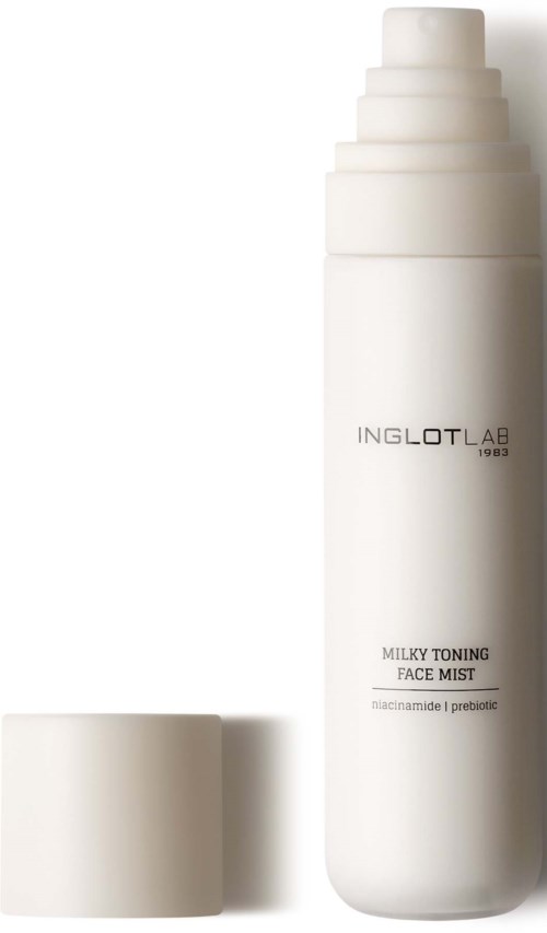 En vit flaska av Ingotlab Milky Toning Face Mist med en separat lock bredvid.