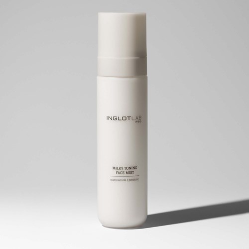En vit sprayflaska med pump, märkt Inglot Lab Milky Toning Face Mist, mot en ljusgrå bakgrund.