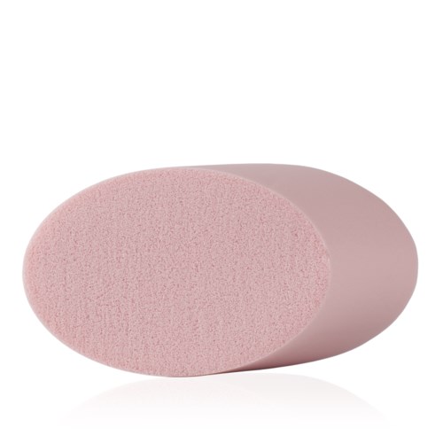 Ljusrosa oval svamp och flaska på en speglande svart yta. Inga etiketter eller text synliga. Enkel och ren design.