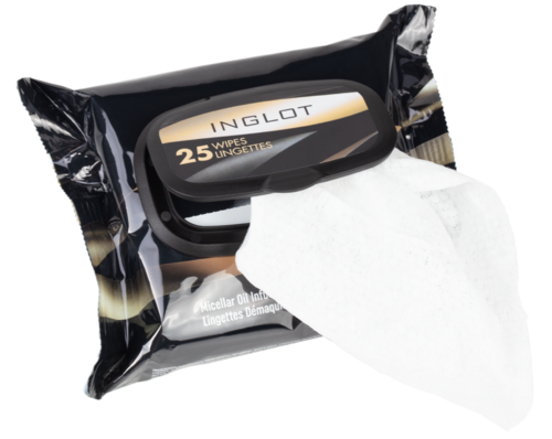 Svart förpackning med Inglot makeupservetter, med ett öppet lock och en servett delvis draget.