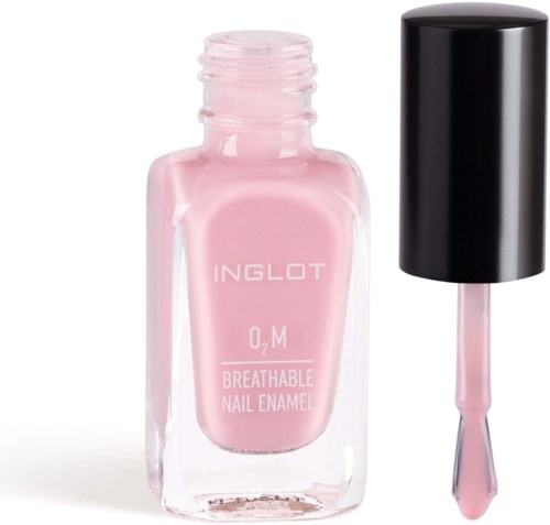 Rosa nagellackflaska med svart lock och pensel bredvid. Etiketten visar att det är andningsbar nagellack.
