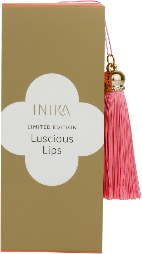 En beige förpackning med en vit etikett som säger 'Limited Edition Luscious Lips' och ett rosa tofs hängande på sidan.