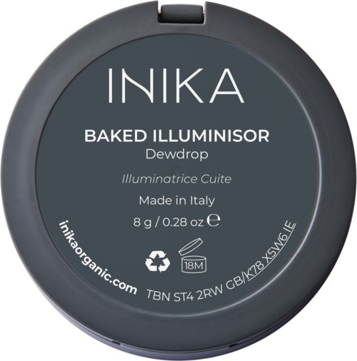 En rund makeupprodukt mærket INIKA, kaldet Baked Illuminisor Dewdrop, lavet i Italien, 8 gram, med genbrugsymboler.