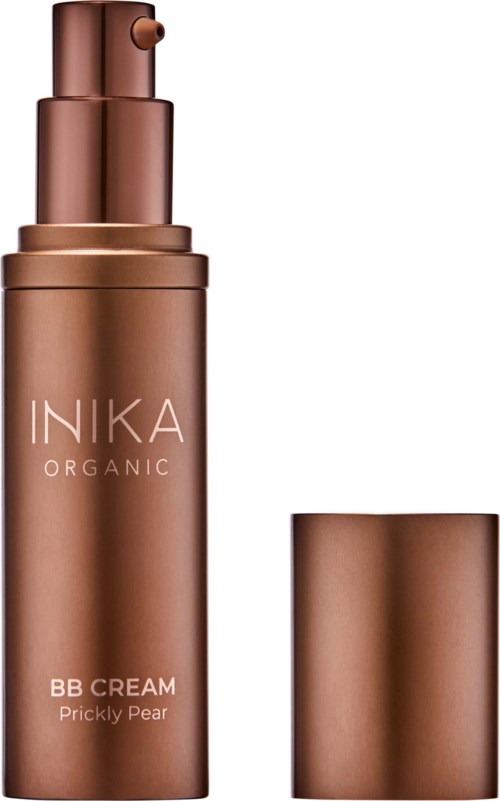 En brun sprayflaska märkt 'INIKA ORGANIC BB CREAM Prickly Pear' med locket borttaget.