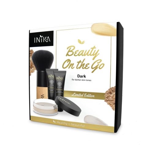 Ett hudvårdsset med kräm, puder, borste och tuber i en box, märkt 'Beauty On the Go' för mörkare hud.