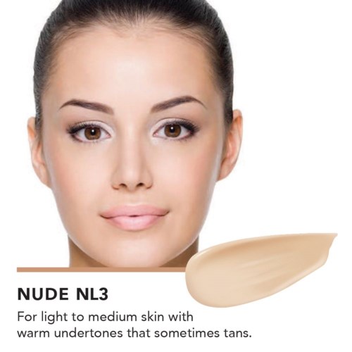 En kvinna med ljus hud använder NUDE NL3-foundation för varma undertoner, passar för ljus till medelhud. Visar prov.