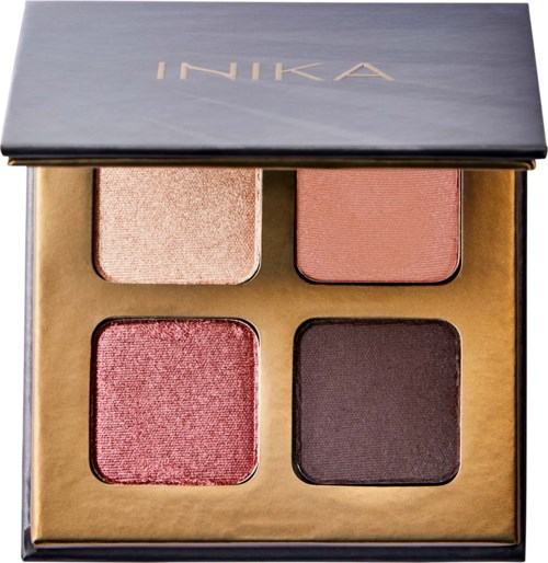 En makeup-palett med fyra rouge och ögonskuggor i ett svart fodral med gulddetaljer.