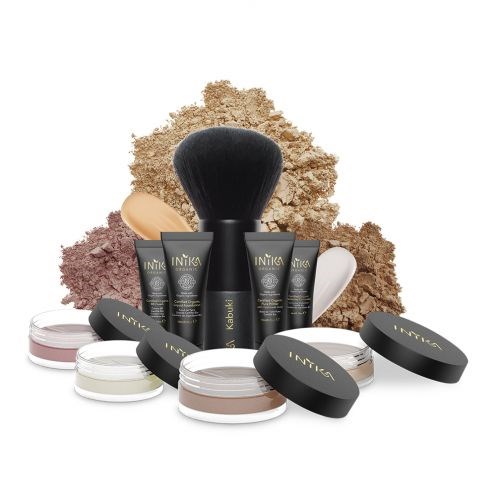 Makeup-produkter som puder, borstar och krämer är organiserade med beige och bruna puderbakgrunder.