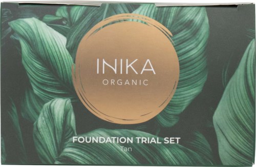 Een doos met het label INIKA Organic Foundation Trial Set voor een groene bladeren achtergrond. Het is voor het testen van foundationkleuren.