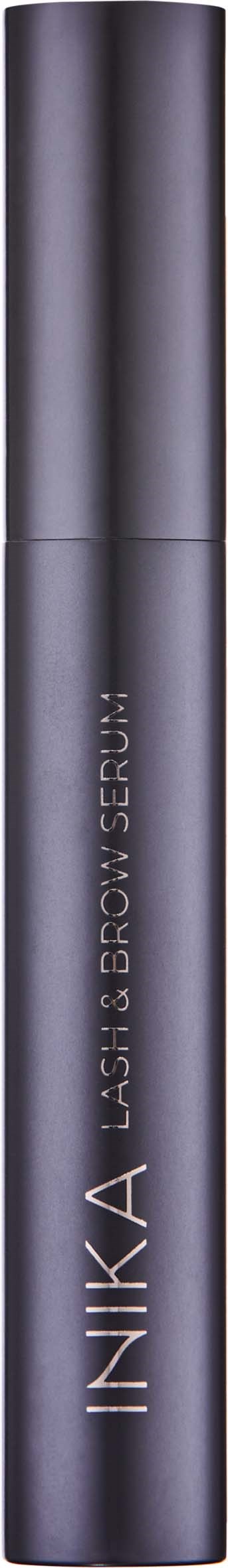 En lang, mørk, slank sylindrisk flaske med merket INIKA og ordene Lash & Grow Serum.