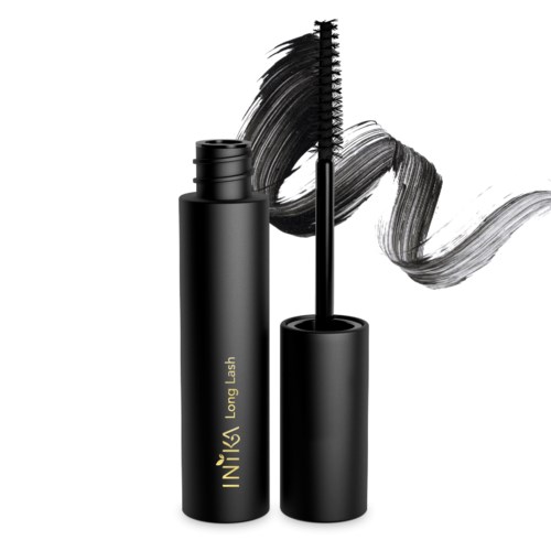 En svart mascara flaska med borste och mascara svep i bakgrunden. Varumärket står på tuben.
