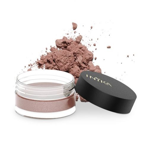 Pink puder i en behållare med svart lock; puder spillo bakom. Behållaren är genomskinlig och visar färg.