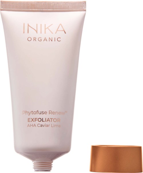 En hvit tube med kobberfarget lokk inneholder Inika Organic peeling med lime.