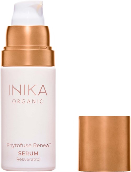 En hvit flaske med gullpumpe og lokk, merket INIKA Organic Phytofuse Renew Serum.