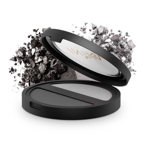 En svart makeup-kompakt med grå ögonskugga inuti, locket är öppet och visar produktens etikett.