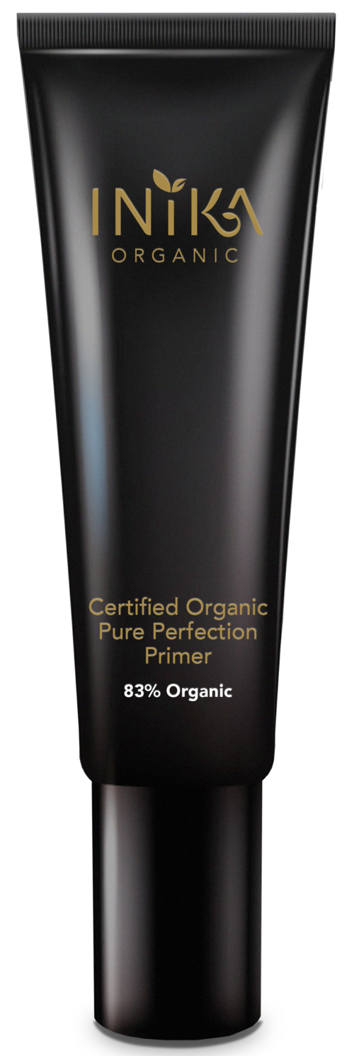 En svart tub med guldfärjad och vit text för en kosmetisk primer. Den läser 'INIKA ORGANIC', 'Certifierad organisk' och '83% organisk.'