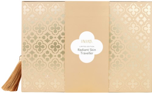 Tyylikäs pakkaus, beige kuviollinen laatikko, yksinkertainen beige kortti ja pieni sivellin.