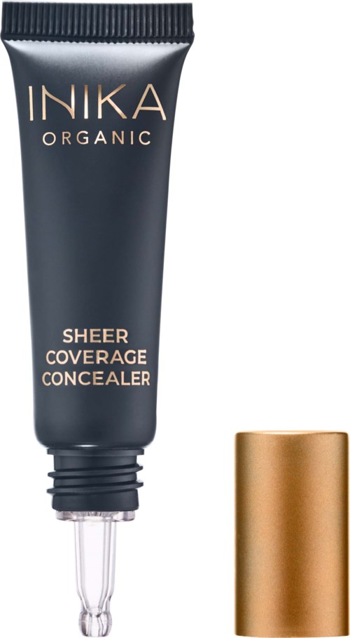Eine Tube INIKA Organic Sheer Coverage Concealer mit goldener Kappe steht aufrecht.