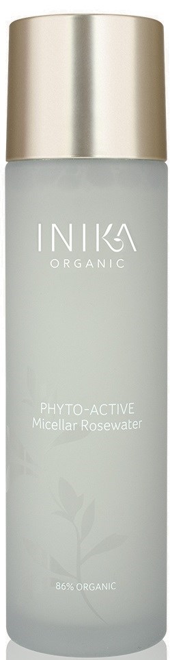 En lång, vit flaska med en guldlock. Den är märkt INIKA ORGANIC Phyto-Active Micellar Rosewater.
