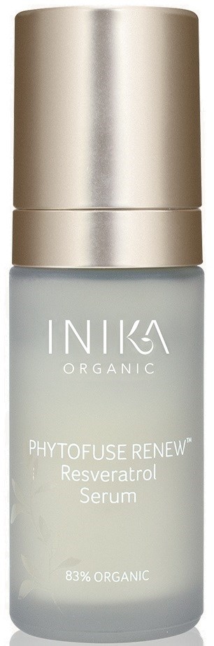 En liten flaska märkt Inika Organic Phytofuse Renew Resveratrol Serum, 83% ekologisk, med guldkapsel.