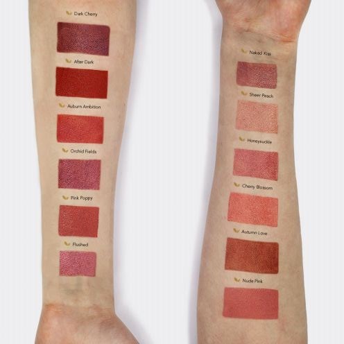 Swatches av olika läppstiftsfärger märkta med namn på två armar.