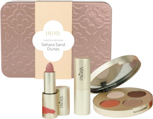 Makeupset innehåller skuggpalett, läppstift och läppbalsam i beige-, rosa- och bruna färger, med ökenstema förpackning.