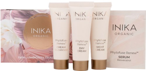 Sett med hudpleieprodukter inkludert rens, dag- og nattkremer, og serum, alle fra Inika Organic.