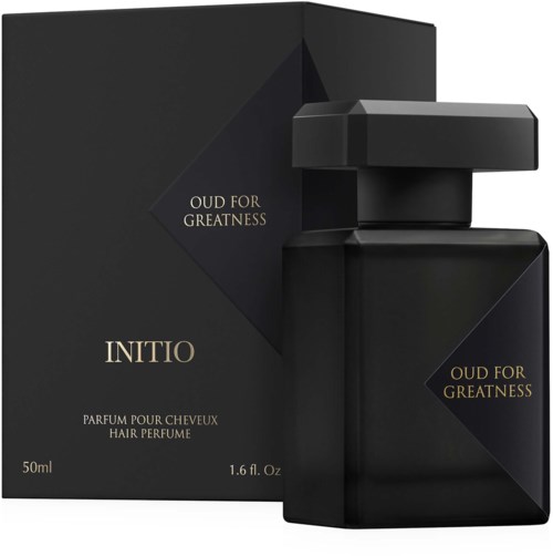 Czarna butelka perfum o geometrycznym kształcie i pasujące pudełko, oznaczone "INITIO" i "OUD FOR GREATNESS."