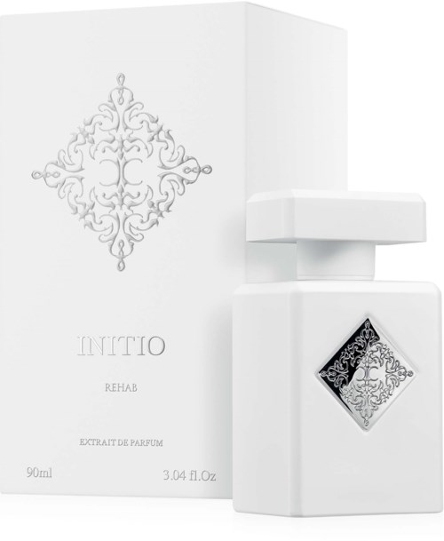 Een witte parfumfles met sierlijk black en silver ontwerp, en een bijpassend witte doos met logo.