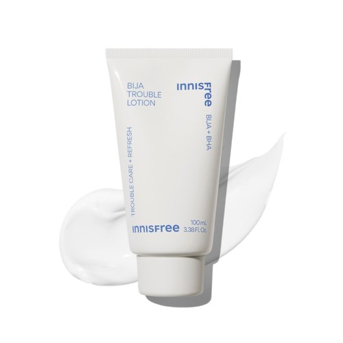 Eine weiße Tube mit Hautpflegecreme und blauer Schrift, gekennzeichnet als Trouble Relief Lotion, neben einem Klecks Creme.