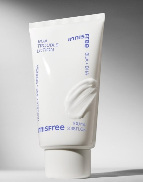 Weiße Lotiontube mit der Aufschrift 'Innisfree Bija Trouble Lotion' vor grauem Hintergrund. Enthält 100 ml. Einfaches Design und Text.
