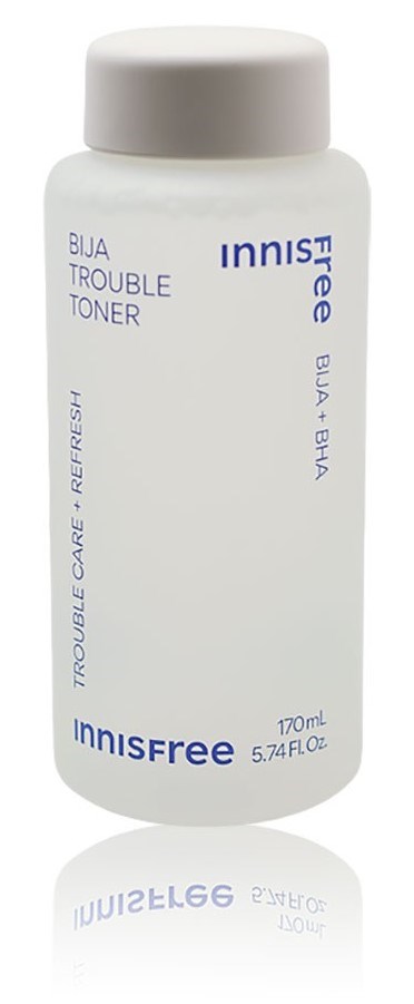 Een witte fles Innisfree Trouble Toner voor huidverzorging, met blauwe en paarse tekst op het label.
