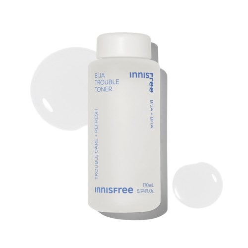 Witte fles met INNISFREE toner en twee druppels ernaast, schoon en eenvoudig design.