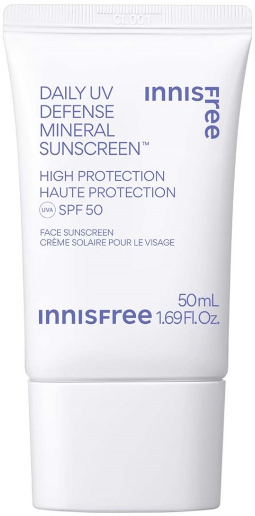 Een witte tube Innisfree Daily UV Defense Mineral Sunscreen met SPF 50, 50 ml inhoud, toont productgegevens.