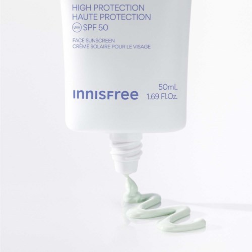 Een witte tube met Innisfree zonnebrandcrème met blauwe tekst, waarbij lichtgroene crème in een spiraal wordt uitgedrukt.