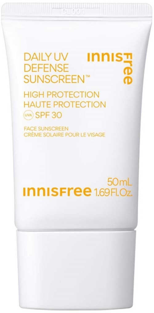 Witte tube van Innisfree Daily UV Defense Sunscreen met SPF 30, met gele tekst en schroefdop.