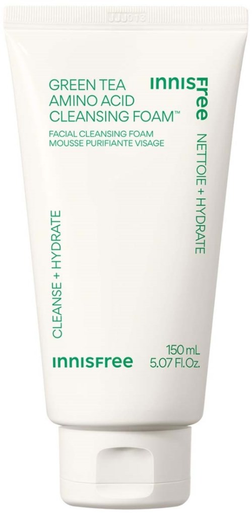 Een witte tube Innisfree Green Tea Amino Acid Cleansing Foam met groene tekst, staand rechtop.